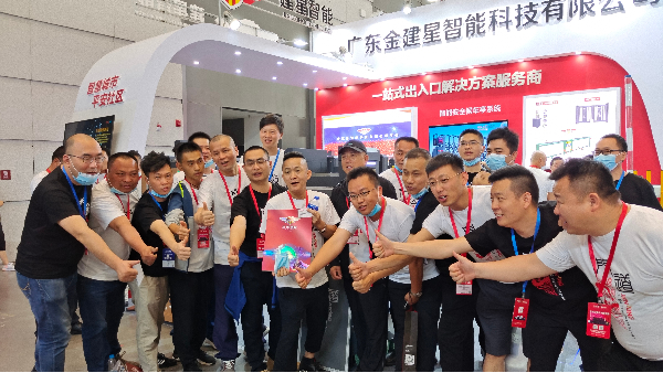 大環(huán)境影響下，伸縮門廠家如何在西安展會脫穎而出？